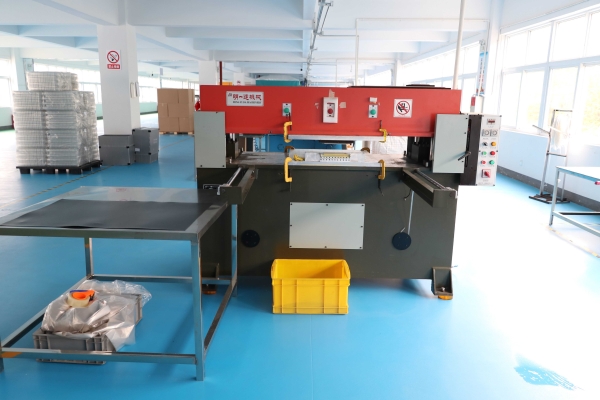 吸塑包(bao)裝生産車(chē)間