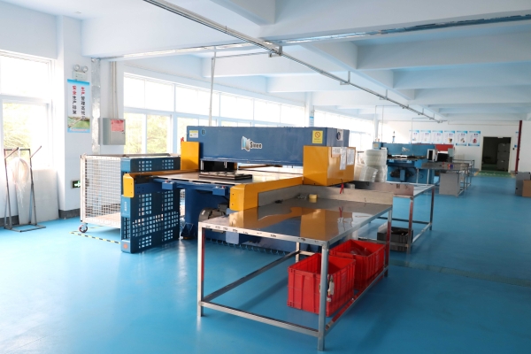 吸(xī)塑包裝生産車間(jian)