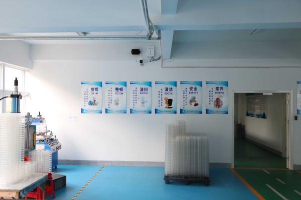 吸塑包(bāo)裝生産車(chē)間